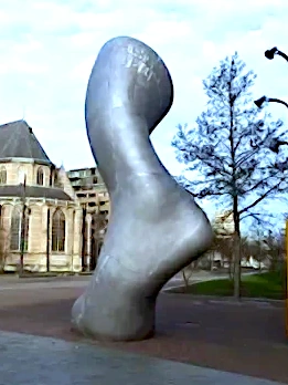 Feet art installation "Iedereen is dood behalve wij"